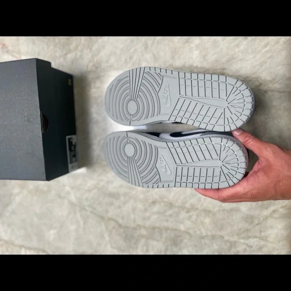 Air Jordan 1 Low - Picture 8 of 12